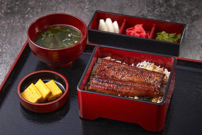 （「鳗屋 LaLaport」餐厅内用「梦幻鳗重半尾」只要398元，挑战全台顶级鳗鱼最低价 。图／大渔餐饮集团提供）