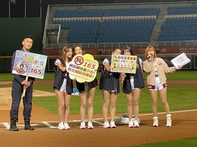 樂天女孩化身正義刑警宣導反詐騙。(警方提供／呂筱蟬桃園傳真)