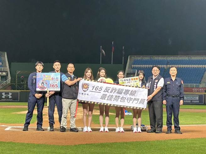 樂天女孩化身正義刑警宣導反詐騙。(警方提供／呂筱蟬桃園傳真)