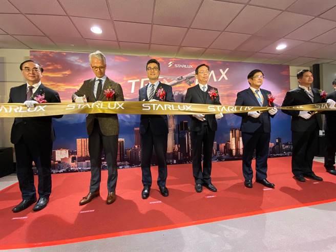 星宇航空首条越洋航线台北－洛杉矶今日正式首航，下午于桃园国际机场第2航厦举办剪彩仪式。（陈佑诚摄）