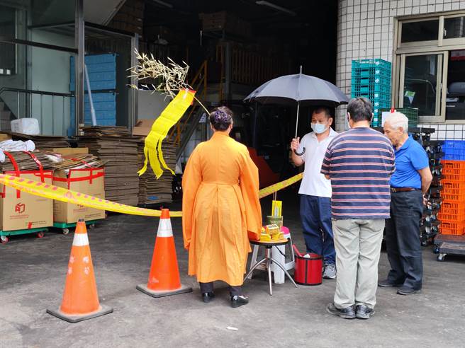 最終在法師的帶領下擲了4次筊，才完成儀式。（吳建輝攝）