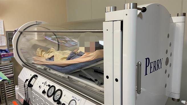 其中 27歲的張姓女員工回憶，她說她當天凌晨4點上班，工作地點就在4樓生產線，當時跟同事一起躲入冷凍櫃，但濃煙不斷湧入。（員生醫院提供／吳建輝彰化傳真）