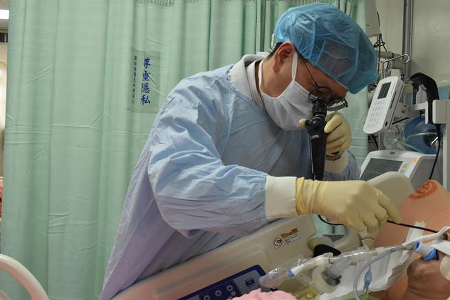 彰基院長陳穆寬親自為顏姓傷患進行鼻內視鏡檢查。（彰基醫院提供／吳建輝彰化傳真）