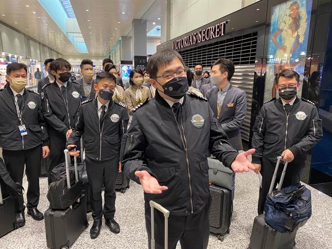星宇航空今日首航台北－洛杉矶，董事长张国炜（中）亲自执飞首航班。（陈佑诚摄）