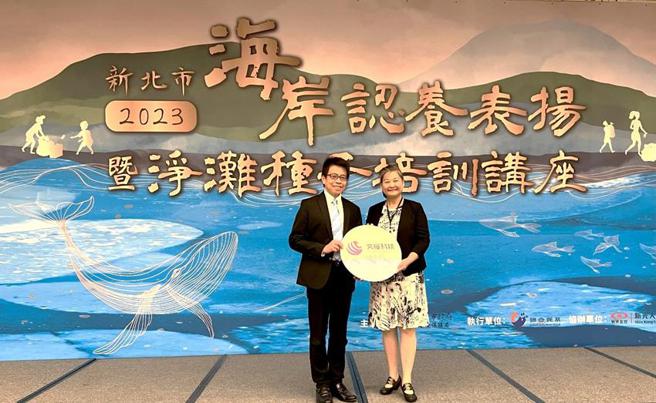 （新北市政府环保局局长程大维与文晔教育基金会执行长林秋宝合影。图／文晔科技提供）