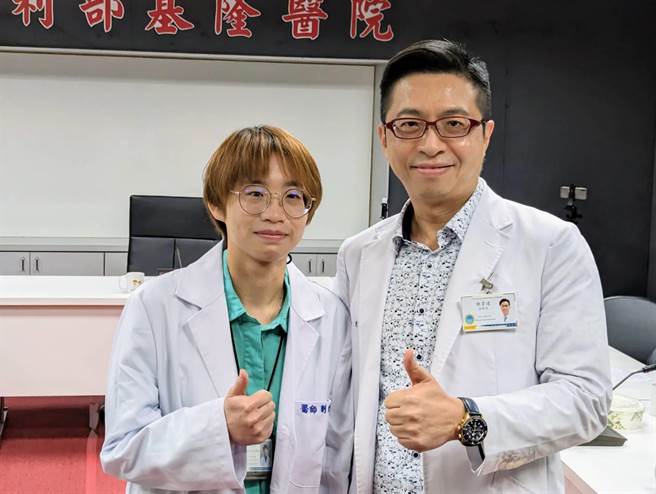 部立基隆医院妇产科医师刘馥萍（左）建议民眾若在生理期有异常出血，都应儘速就医。图右为部立基隆医院副院长陈韦达。（张志康摄）