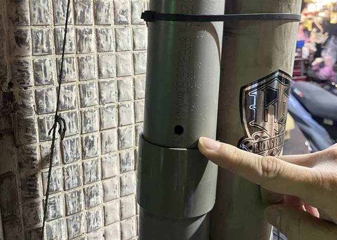 赌场业者安装假水管藏摄影机监控出入人员。（翻摄画面）