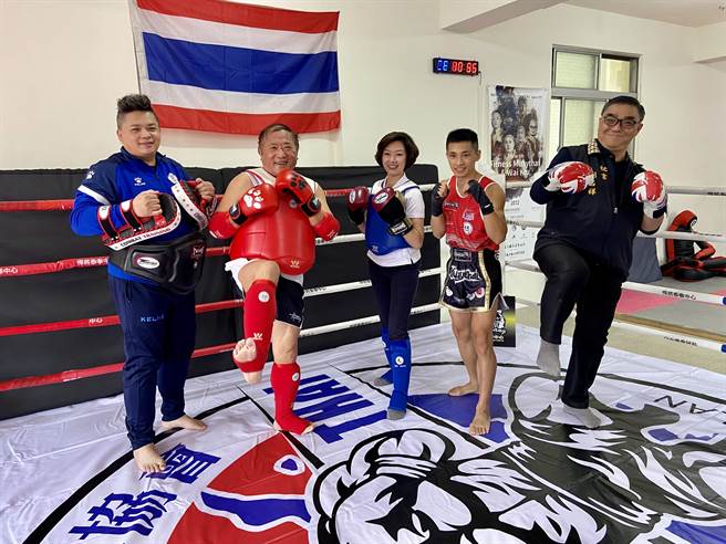 館長楊志儒、縣議員陳鴻禧、黃琤婷、國手劉奕仁及羅東鎮公所秘書劉佔祥（左起），今一同出席羅東鎮鎮長盃泰拳賽記者會。（吳佩蓉攝）