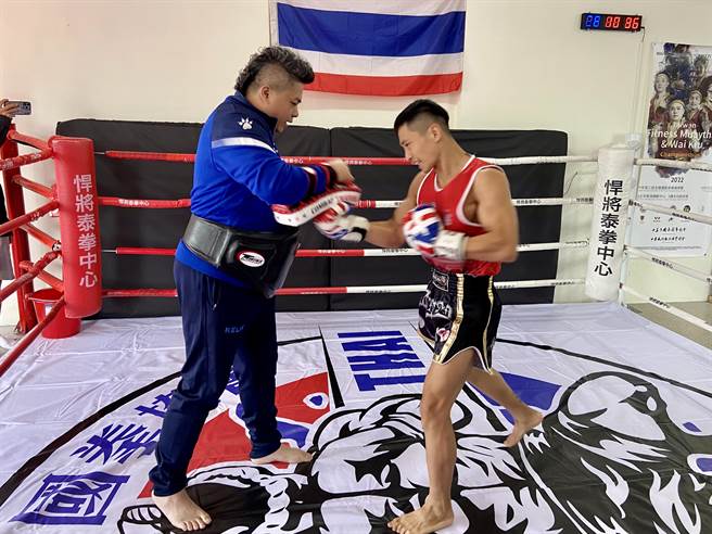 國手劉奕仁（右）與館長、教練楊志如（左）示範泰式打靶。（吳佩蓉攝）