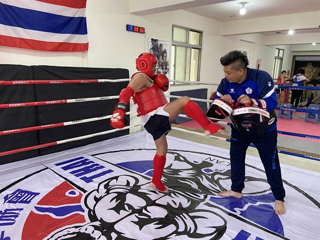 宜蘭縣議員陳鴻禧（左）全副武裝上場體驗泰式打靶。（吳佩蓉攝）