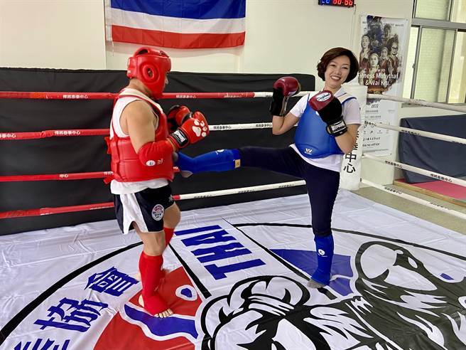 宜蘭縣議員陳鴻禧（左）與縣議員黃琤婷（右）上場體驗泰式打靶，直呼好累。（吳佩蓉攝）