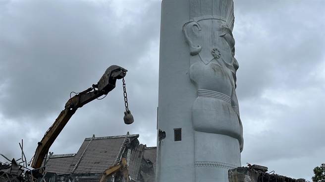 花莲县瑞穗乡秀姑峦溪游客中心前的「大头目」雕像，今随中心馆舍重建作业正式拆除，成「时代的眼泪」。（东管处提供／罗亦晽花莲传真）