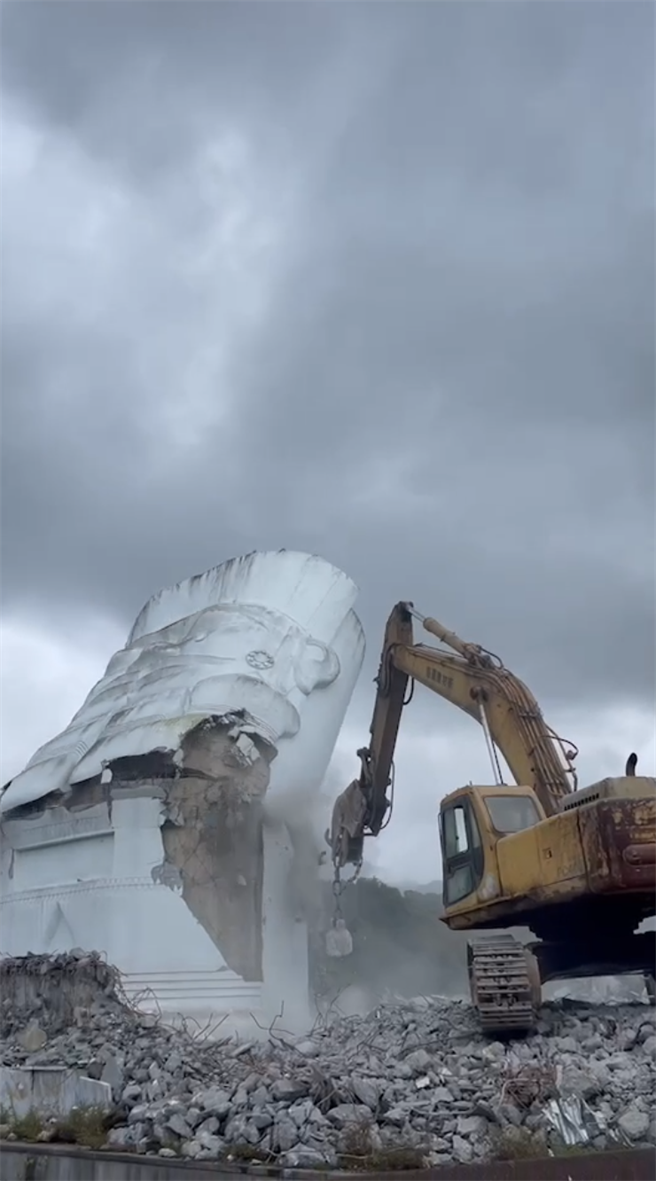 花莲县瑞穗乡秀姑峦溪游客中心前的「大头目」雕像，今随中心馆舍重建作业正式拆除，成「时代的眼泪」。（东管处提供／罗亦晽花莲传真）