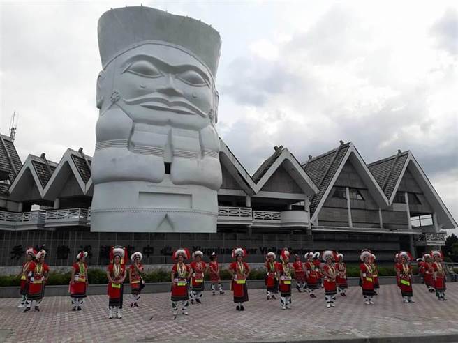 花莲县瑞穗乡秀姑峦溪游客中心前的「大头目」雕像，陪伴地方逾30年，是花莲人的回忆，今随中心馆舍重建作业正式拆除，成「时代的眼泪」。（摘自东管处秀姑峦溪游客中心脸书粉丝专页）