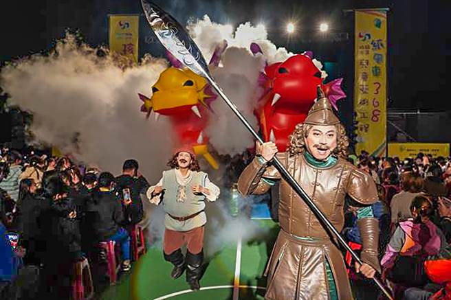 纸风车剧团28日及29日晚分别在峨眉国小及芎林国小演出《纸风车幻想曲》。（新竹县政府提供／罗浚滨新竹传真）