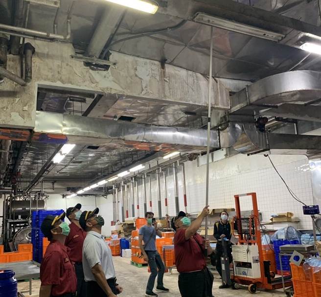 高雄市消防局往路竹区立大食品工厂进行消防安全设备检查。（翻摄照片／高雄洪靖宜传真）