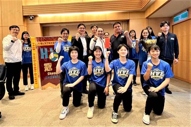 新北市华侨高中男排及莺歌工商女排分别荣获111学年度高中排球联赛男女子组甲级冠军，新北市长侯友宜为鼓励教练及球员对排球运动的努力，今各颁56万元奖励金。（教育局提供）