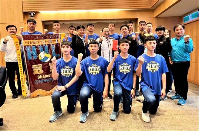 新北市华侨高中男排及莺歌工商女排分别荣获111学年度高中排球联赛男女子组甲级冠军，新北市长侯友宜为鼓励教练及球员对排球运动的努力，今各颁56万元奖励金。（教育局提供）