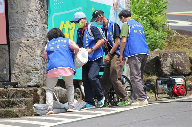 北市士林区公所将于明日上午10时在士林区至善路3段369号前举办地震暨土石流疏散避难演练。图为去年防灾演练画面。（士林区公所提供／张芷瑜台北传真）