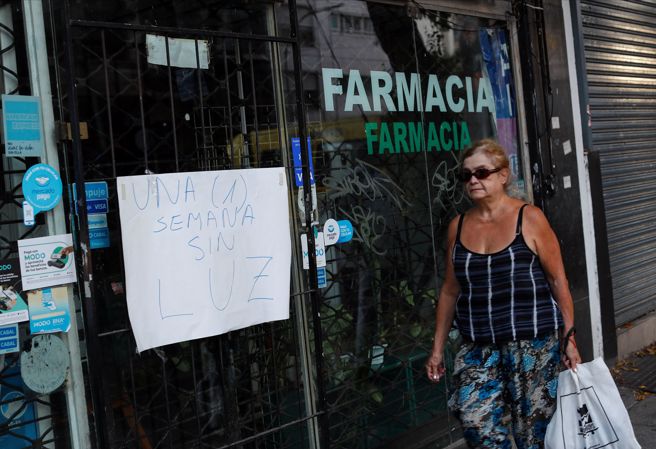 南美国家阿根廷今年3月遭热浪侵袭，部分地区停电超过一星期，引发民眾大规模抗议。图为一家药局受停电影响，暂时歇业。（图／路透）
