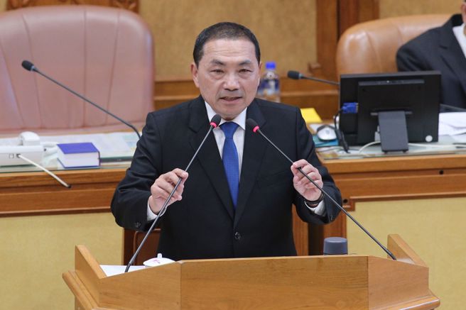 新北市长侯友宜被视为2024总统大选的热门人选，是否会辞职参选也备受关注。图为侯友宜26日赴新北市议会施政报告。（黄世麒摄）