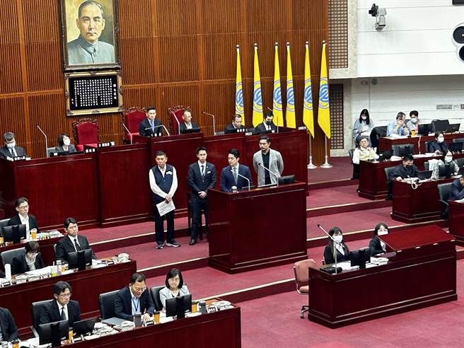 台北市长蒋万安26日赴议会说明追加减预算相关法案，也是蒋3度登上议会备询台。（陈薏云摄）
