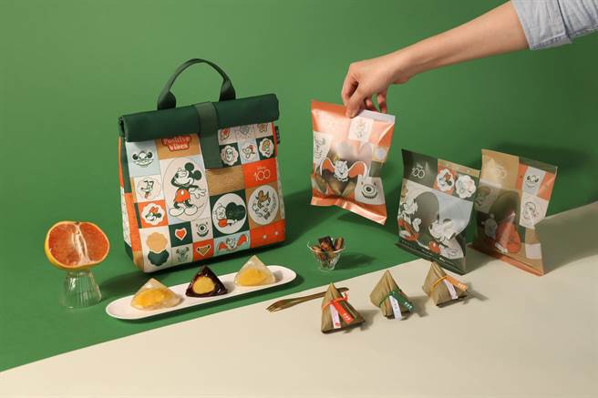 旧振南「聚．时光冰粽礼盒」融入迪士尼元素，并在冰粽附上角色经典语录籤卡，购买即赠迪士尼限定款保冷袋，1099元。（旧振南提供）