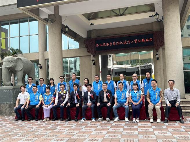 彰化县议员施嘉华（前排右5）26日现身彰化县议会，在议长谢典林（前排右6）及彰化地院庭长廖健男（前排左5）等人见证下，举行就职典礼。（吴建辉摄）