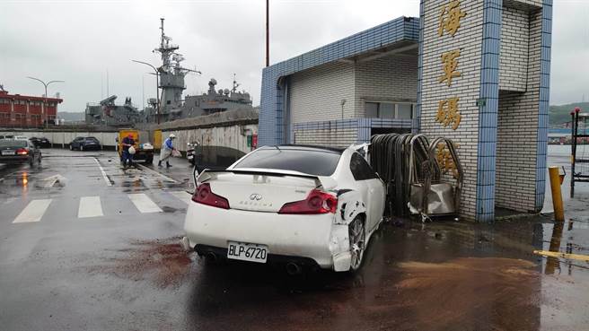 26日一早，有部白色轿跑车因为天雨路滑，一头撞上基隆市中正路威海营区大门。（翻摄照片／张志康基隆传真）