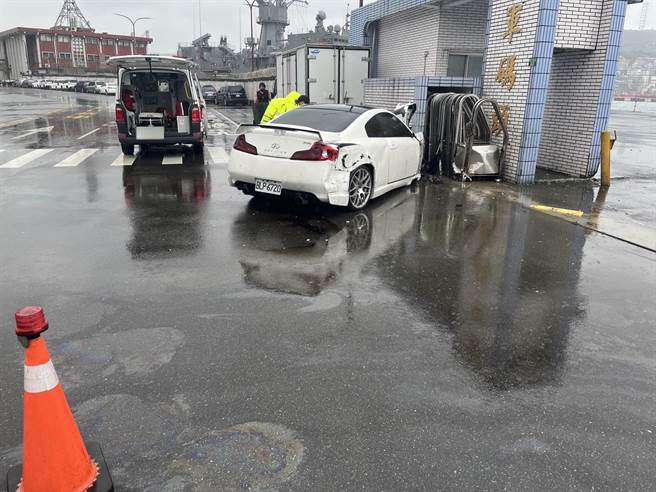 26日一早，有部白色轿跑车因为天雨路滑，一头撞上基隆市中正路威海营区大门。（翻摄照片／张志康基隆传真）