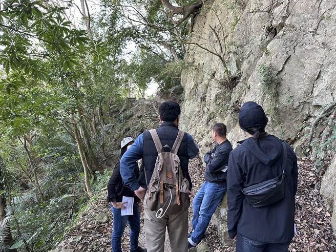 文观局偕同委员前往现勘，预计近日展开整饬。（苗栗县政府提供／李京升苗栗传真）