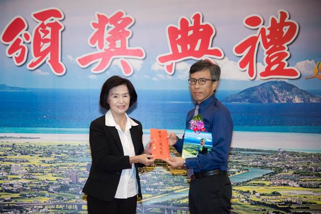 宜兰县政府交通处长王明辉（右）获县府推荐，将参加行政院模范公务人员选拔，县长林姿妙肯定县府同仁对宜兰县的努力与付出。（宜兰县政府提供／李忠一宜兰传真）