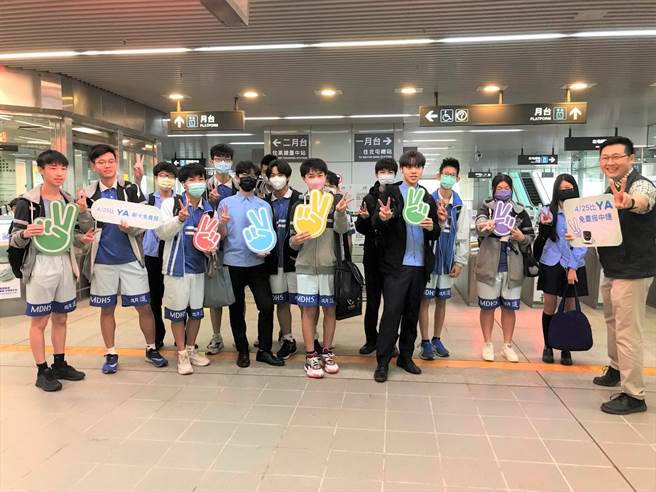 台中捷运昨天欢庆2岁生日，举办比YA刷卡免费搭乘活动，民眾热情响应。（中捷公司提供／张亦惠台中传真）