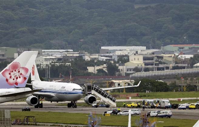 桃機公司26日獲報自北京飛往桃園的中國國際航空公司CA185航班上有爆裂物，立即向航警局報案，在飛機在抵達桃園機場後，塔臺安排該航機停放於接駁機坪，同時關閉南跑道，經航警登機清艙詳細檢查後，未發現爆裂物，證實為謊報虛驚一場，目前正循IP進行追查。（陳麒全攝）