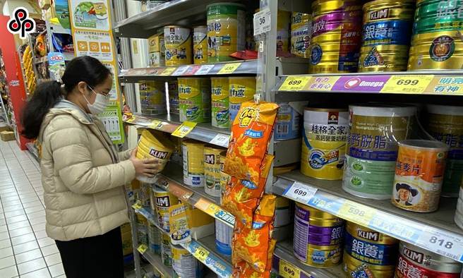 早期宝宝期配方奶只有大约四十种成分，差异非常大。不过自1949年开始，婴儿配方奶一直在进化，近年来已经研发出模拟母奶成分的配方奶，以贴近提供的母乳的均衡营养。（本报资料照）