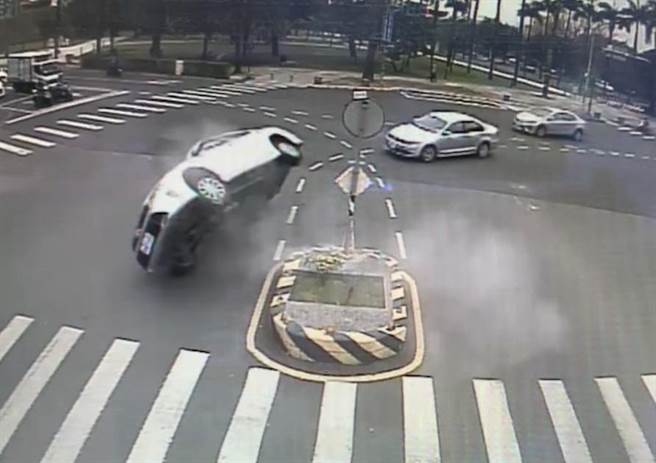 屏东一辆轿车转弯自撞「乌龟翻」，幸好驾驶仅轻微擦伤。(警方提供)