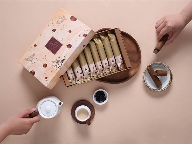 青鸟旅行推出珍珠奶茶蛋卷，伴随红茶浓厚香气，每一口都能咬到Q弹珍珠，8入旅行盒，售价350元。（青鸟旅行提供）