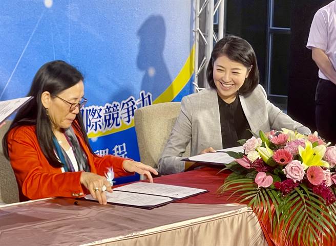 南投县长许淑华与峡谷大学国际学院院长郑佳宜签署合作备忘录（MOU）。（杨静茹摄）