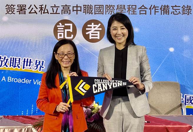 许淑华、郑佳宜互赠礼物，盼透过线上课程提供孩子学习平台，打开国际视野。（杨静茹摄）