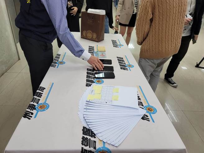 警方查扣到防疫保单、手机、存折等赃证物。(林郁平摄)