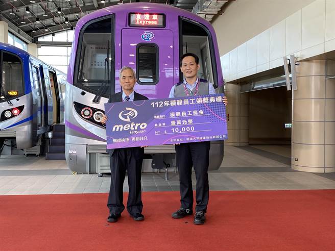 钟文靖（右）同时担任A21环北站与即将通车的A22老街溪站的站长，督导2站事务，周全准备老街溪站通车营运事宜。（蔡明亘摄）
