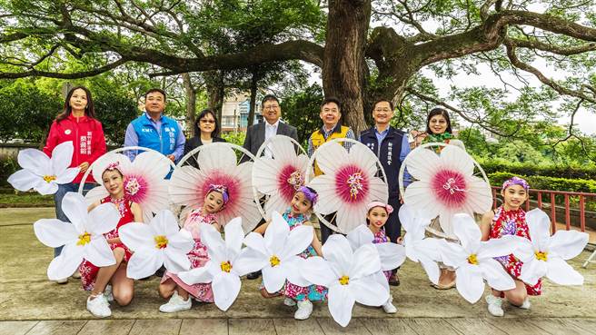 竹县桐花祭5月6日、7日将在关西镇盛大开幕，县长杨文科（中）欢迎民眾来新竹县漫步客庄游桐花，体验新竹县文学、古道及老街文化之美。（罗浚滨摄）