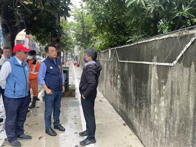 桃园市中坜后火车站进行人行环境整治，立委鲁明哲（中）邀集相关单位会勘台铁局围墙施做绿美化可行性。（吕筱蝉摄）