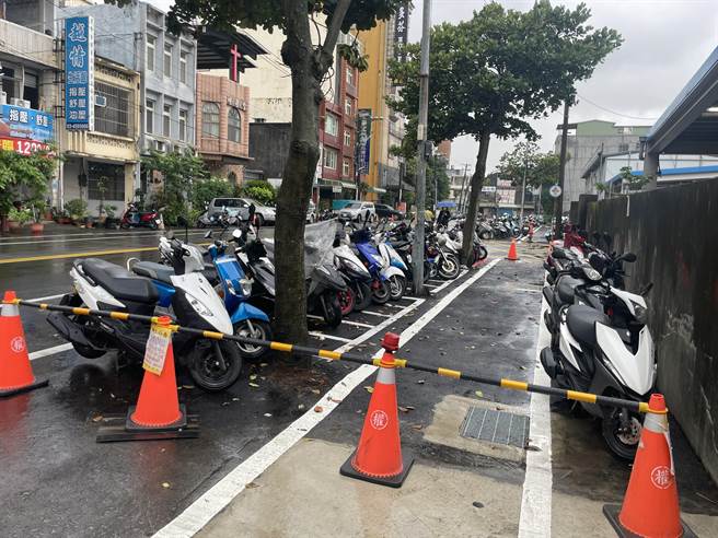 桃园市中坜后火车站进行人行环境整治，区公所清除废弃汽机车占据道路，相关工程4月底完工。（吕筱蝉摄）