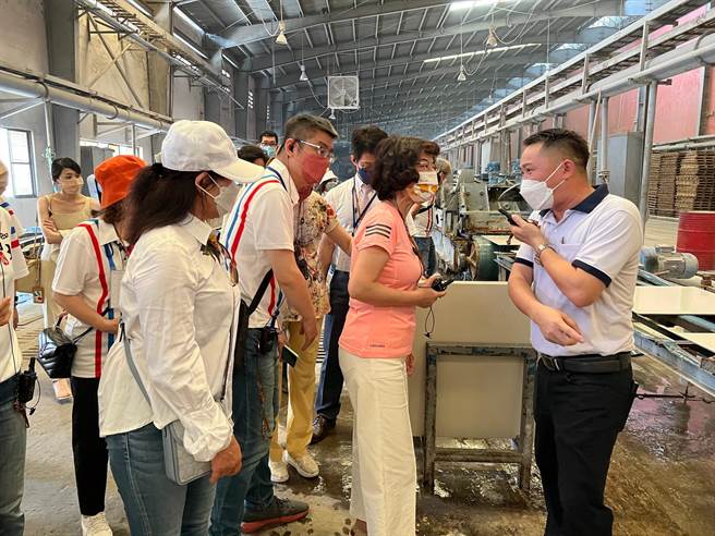高雄大学一行人日前到越南参访磁砖龙头「大同奈陶瓷制造」。（高雄大学提供／林瑞益高雄传真）