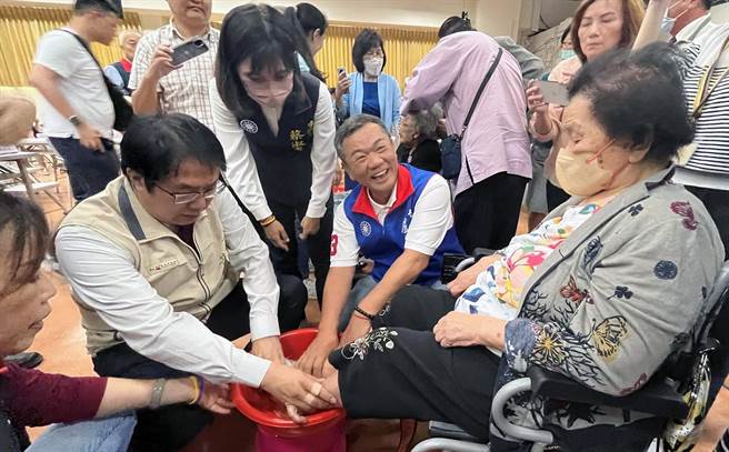 台南市長黃偉哲替長輩沐足，並強調人人行善行孝，才能讓社會變得更加和諧。（社會局提供／洪榮志台南傳真）