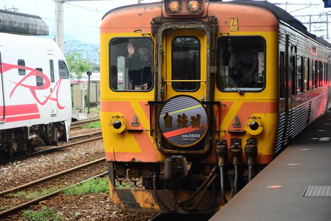 台铁DR2800、DR2900、DR3000等3款柴联自强号，服务40余年退役。下午缓缓驶入花莲车站，司机员在驾驶车厢挥手致意。（王志伟摄）