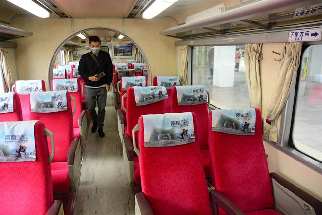 柴联老车厢是东部干线第一款自强号，乘客对车厢内特有的中央月洞门（拱门）印象深刻。（王志伟摄）
