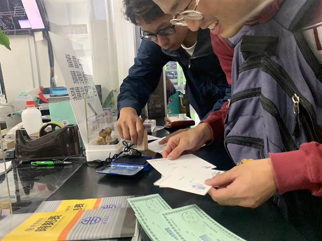 放置于花莲站服务台的纪念戳章，也吸引大批旅客排队盖章纪念。（王志伟摄）