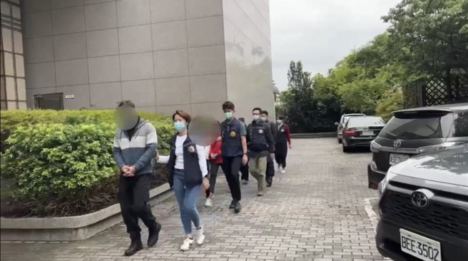 警方将购买确诊快筛盘，向保险公司诈领防疫理赔金的黄姓男子等９人逮捕送办。(翻摄照片／林郁平台北传真）